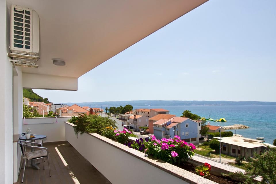 Apartment Topic near the beach Hotel in Podstrana