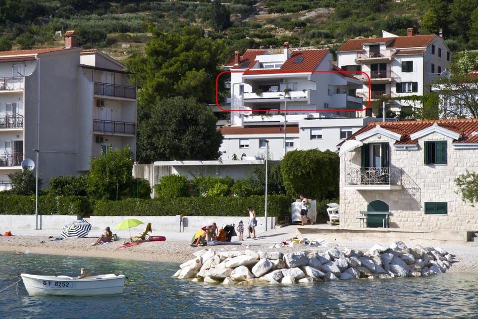 Apartment Topic near the beach Hotel in Podstrana