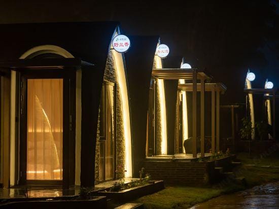 Roam Creek Boathouse Hotel in Hangzhou