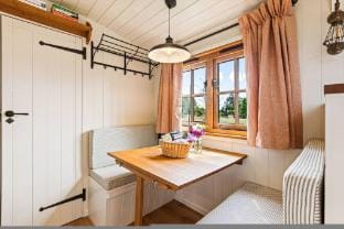 Quercus & Redwood - Sleeps 4 - From £375 Per Night Hotel in Wycombe District