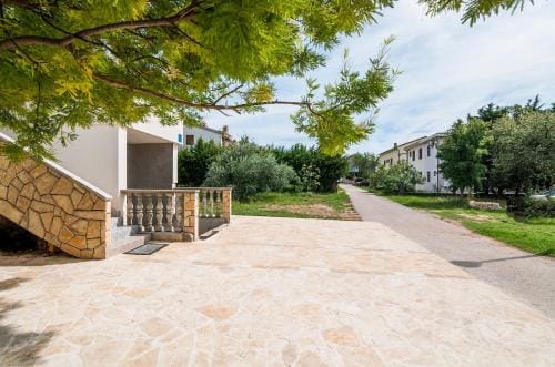 Apartman Iva-family holiday 250 m from pebble beach Hotel in Seline