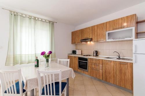 Apartman Iva-family holiday 250 m from pebble beach Hotel in Seline