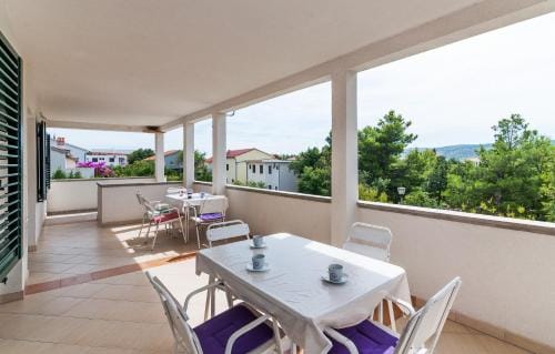Apartman Iva-family holiday 250 m from pebble beach Hotel in Seline