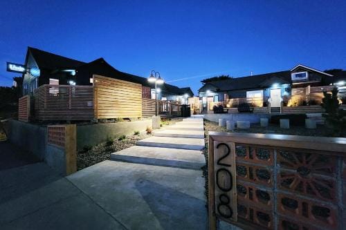The Armstrong at The Louie Boutique Motel, Walk to Everything! Dog Friendly! Motel in Newport