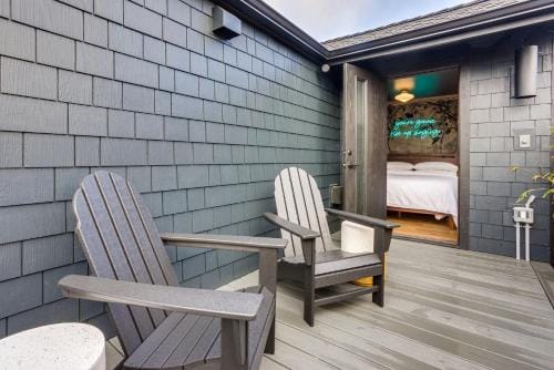 The Armstrong at The Louie Boutique Motel, Walk to Everything! Dog Friendly! Motel in Newport