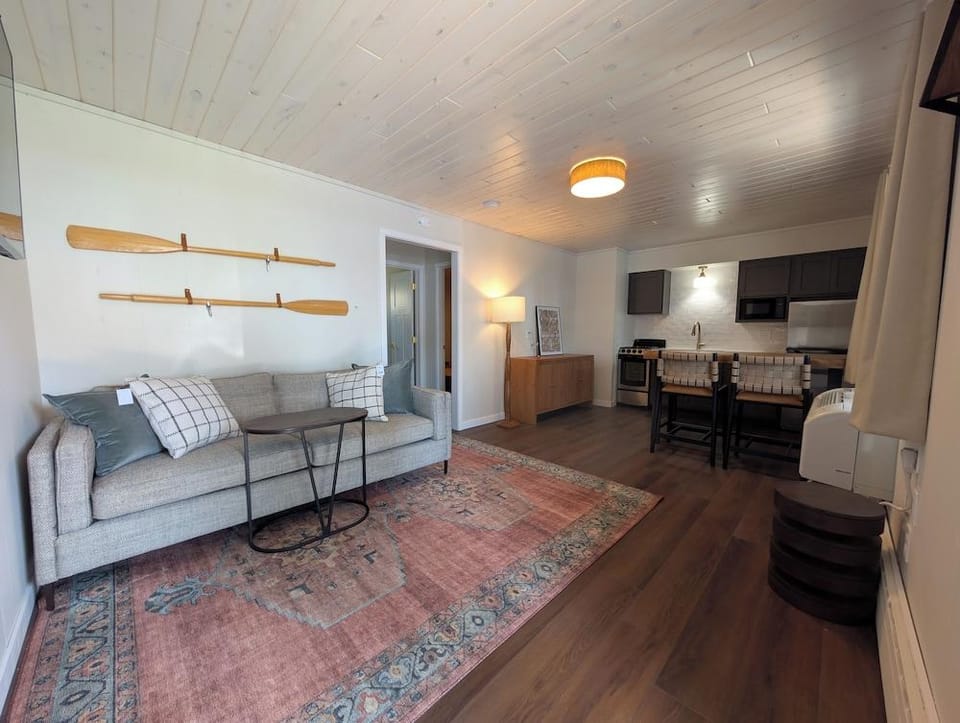 Beachfront Haven Hotel in Detroit Lakes