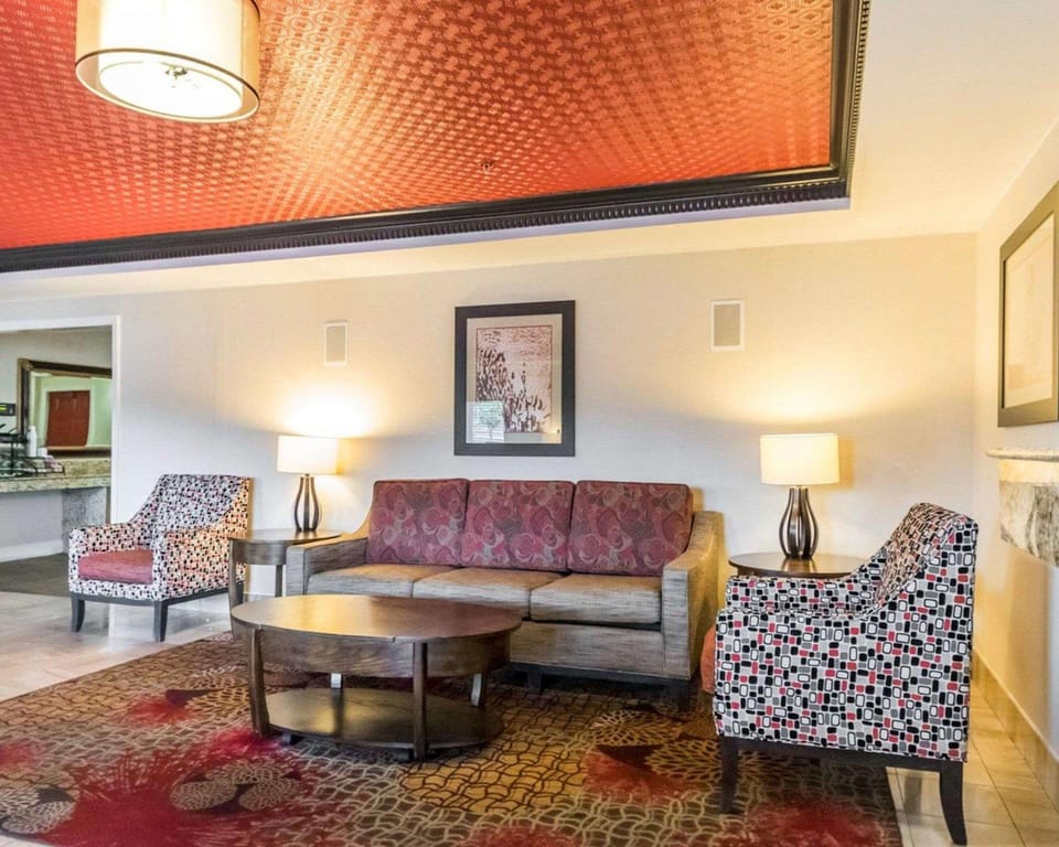 Quality Inn & Suites University/Airport Hotel in Louisville