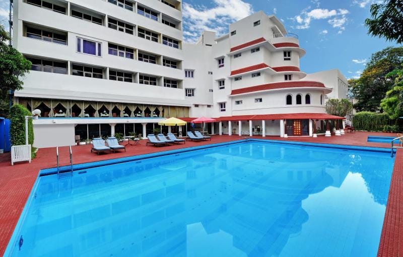 Swimming pool [outdoor]