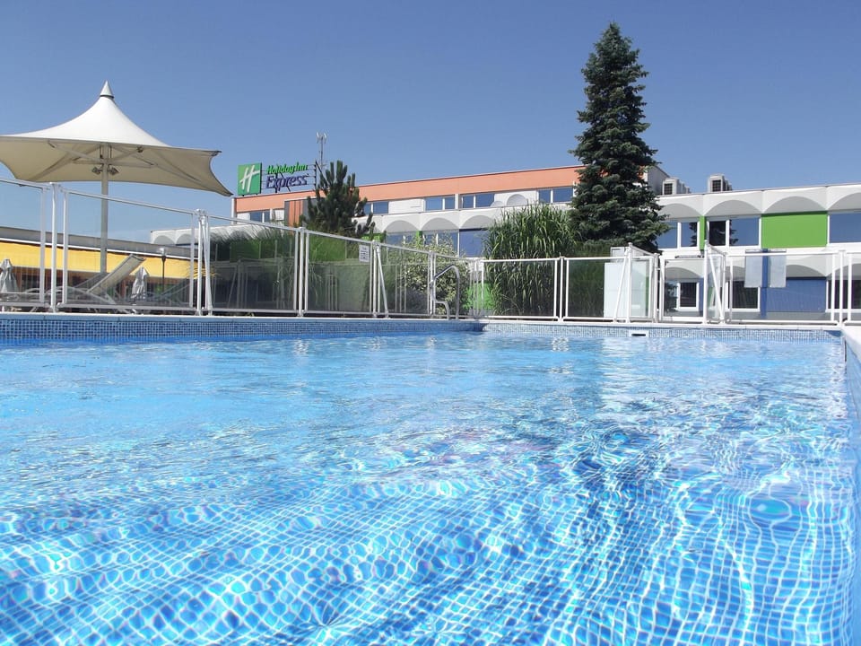 Swimming pool [outdoor]