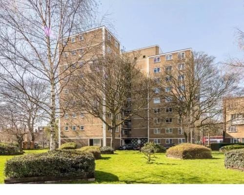 Modern 2-Bed Flat with Balcony in Central London Hotel in London Borough of Southwark
