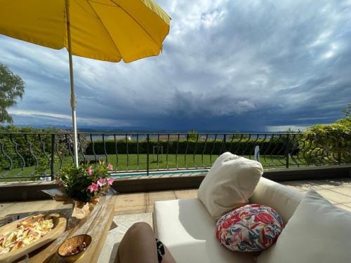 Alps and Lakeview Villa with Pool Hotel in Neuchâtel, Switzerland