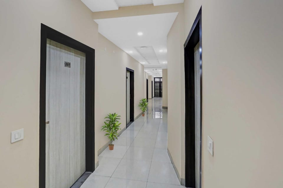 Collection O Shalimar Bagh Metro Station Formerly Devisa Residency Hotel in Delhi