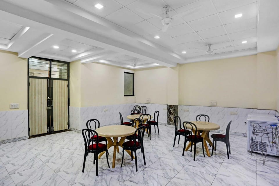 Collection O Shalimar Bagh Metro Station Formerly Devisa Residency Hotel in Delhi