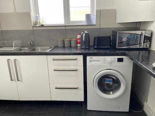 Kingsbury Service Accommodation Hotel in Edgware