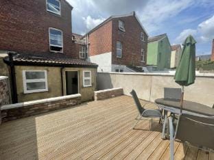 Restful Harbourside Apartment with Garden Hotel in Bristol