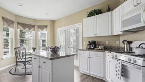 Coastal Serenity-Family Beach Escape, 2 Min to Beach, Pools, Hot Tub Hotel in Gulfport