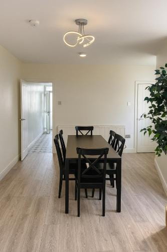 New Stylish Modern Home & Free Parking! Hotel in England