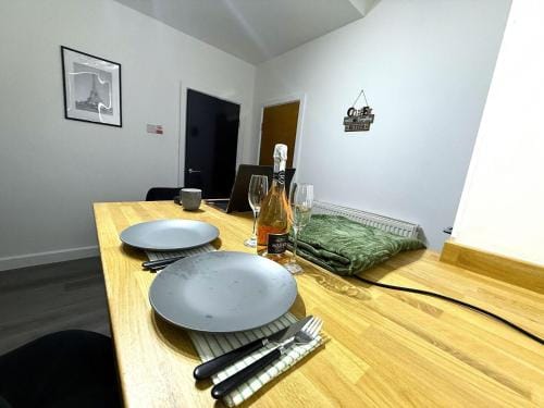 Stylish 3BR 18mins to Peak District,Free, Parking Wifi,Netflix ,Sky Sports Hotel in Oldham District