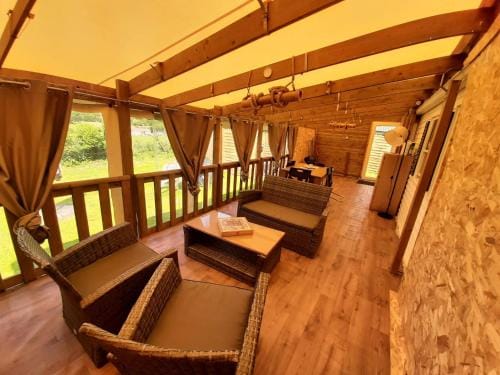Hebergements pour 12 Pers Max Mobil Home, Caravane, Studio Hotel in Wallonia, Belgium