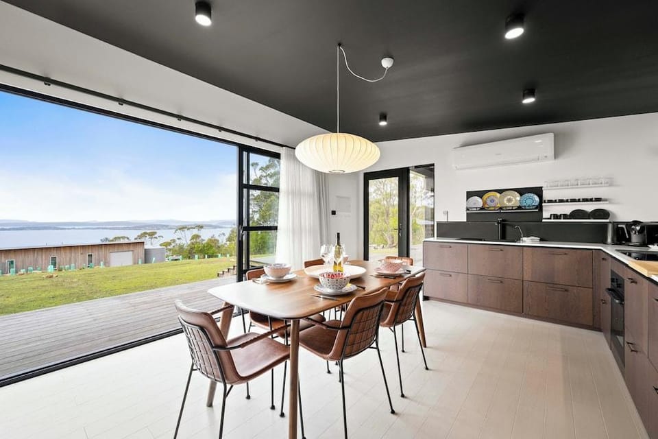 The Outlook on Mount Louis – 1 Bedroom Hotel in Tasmania