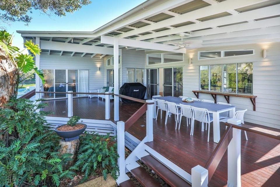 Luxe Waterfront Stay -Tallebudgera Creek Hotel in Palm Beach