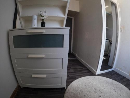 Chambre 2 lits pour 4 personnes metro 5 Hotel in Île-de-France