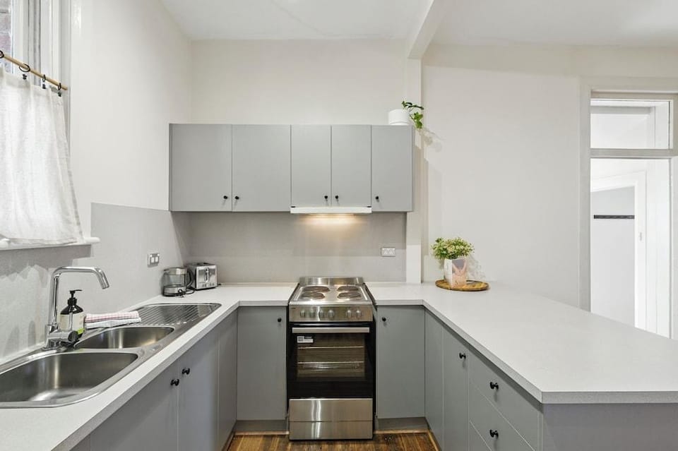 3 Bedroom House - Sandy Bay Hotel in Tasmania