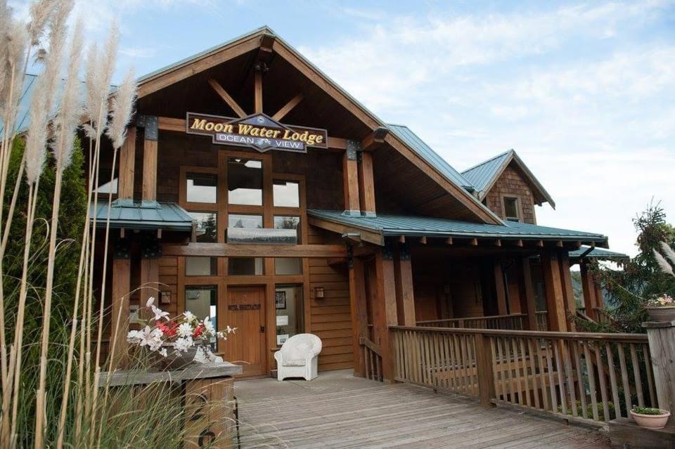Moon Water Lodge Hotel in Malahat