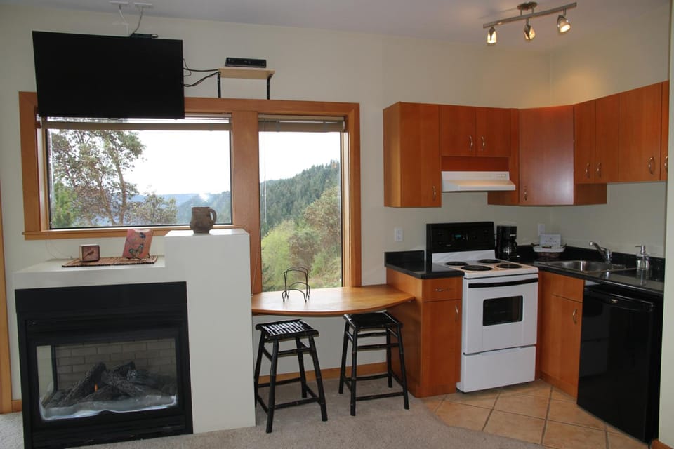 Moon Water Lodge Hotel in Malahat