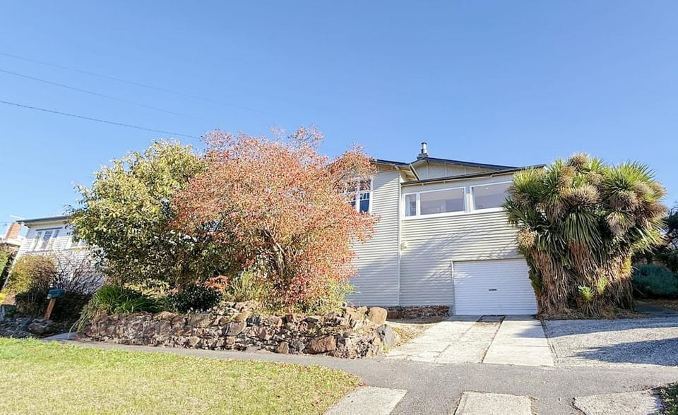 StayAU 2BR Home w/ Stunning Views in Tasmania Hotel in Tasmania