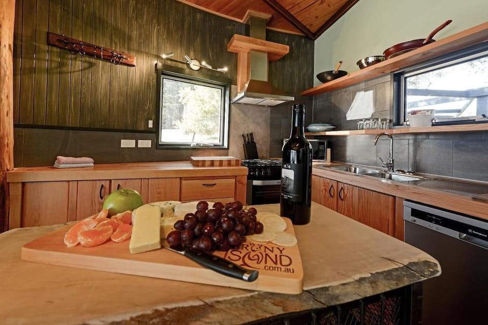 Taylors Bay Cottage Hotel in South Bruny