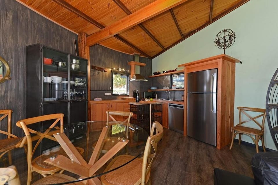 Taylors Bay Cottage Hotel in South Bruny