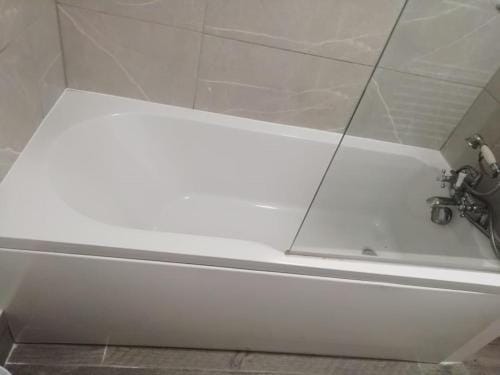 Green-Lodge Triple Double & Single Rooms Near LFC Anfield Free Street Parking 24-7 Hotel in Liverpool