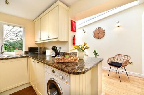 Castle Square Cottage - Beachside Retreat Hotel in Underhill Park