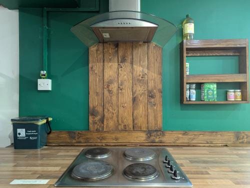 R4 - New Relaxing Double - City & Beach Access, WIFI, Free Parking - Self Catering Hotel in Swansea