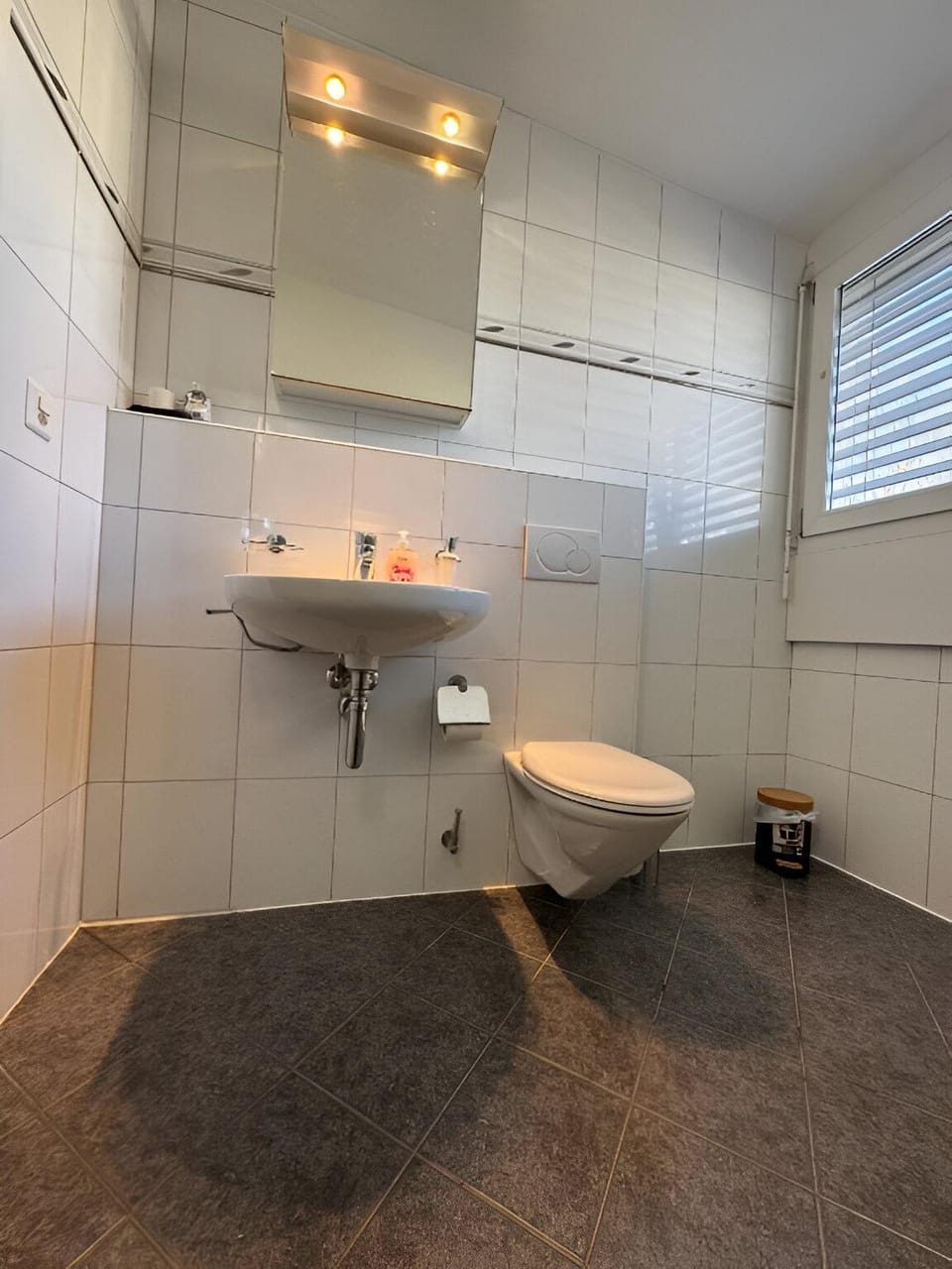 VK - Zurich Airport - Homestay - Härdlenstrasse Hotel in Kloten