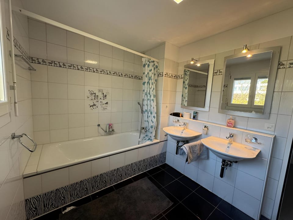 VK - Zurich Airport - Homestay - Härdlenstrasse Hotel in Kloten