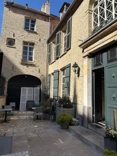 Le Palais de la Cathedrale Hotel in Hauts-de-France