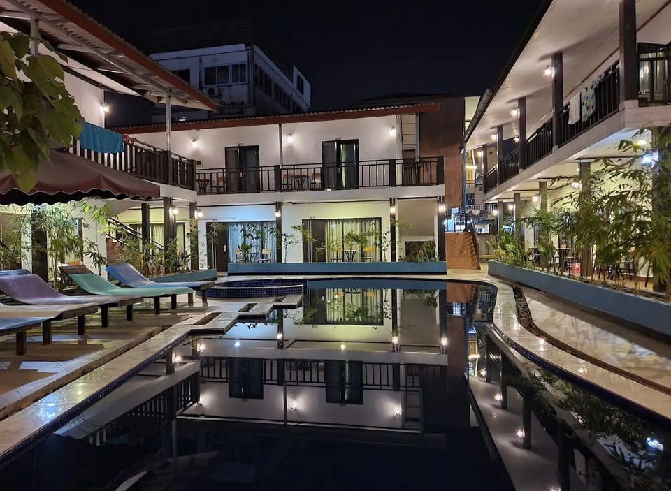 Swimming pool [outdoor]