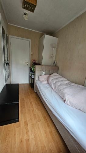 Room B - Single bedroom - B&B - shared with others - not private - hostel Hotel in Nordland, Norway