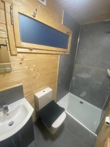 Executive Pod and Jacuzzi 2 Lodge in Wicklow, Co. Wicklow, Ireland