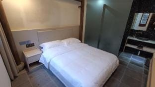 Yuqi Courtyard Hotel in Hangzhou