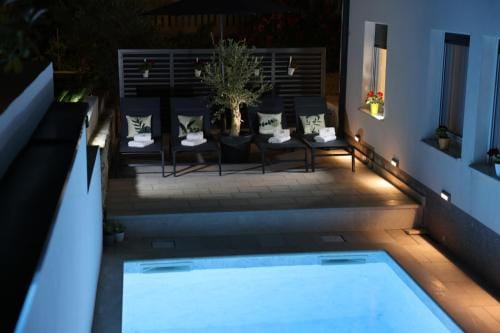 Apartment with private Swimming pool Hotel in Okrug Gornji