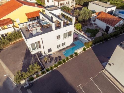 Apartment with private Swimming pool Hotel in Okrug Gornji