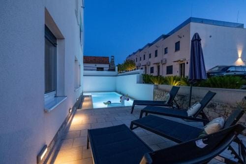 Apartment with private Swimming pool Hotel in Okrug Gornji