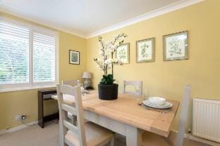 Central 1 Bedroom Apartment with Parking Hotel in Cheltenham