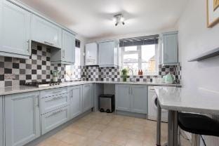 Central 1 Bedroom Apartment with Parking Hotel in Cheltenham