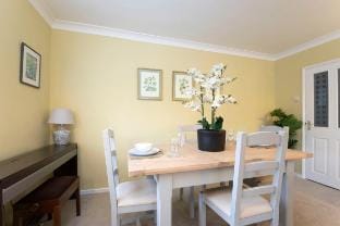 Central 1 Bedroom Apartment with Parking Hotel in Cheltenham