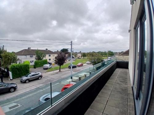 Newly Refurbed 2BD Wraparound Balcony 5km to City Inn in Dublin