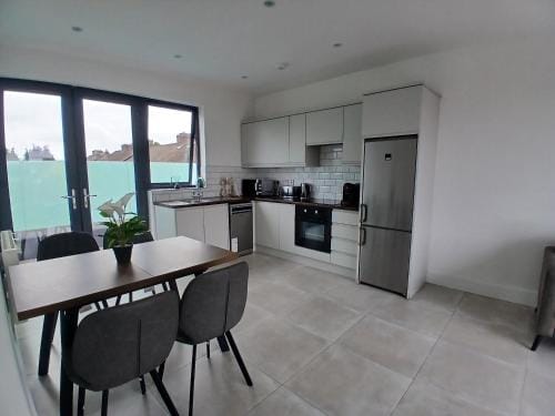 Newly Refurbed 2BD Wraparound Balcony 5km to City Inn in Dublin